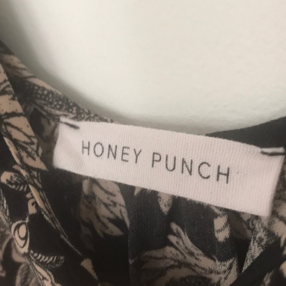 HoneyPunch cold shoulder shift dress - Picture 3 of 3